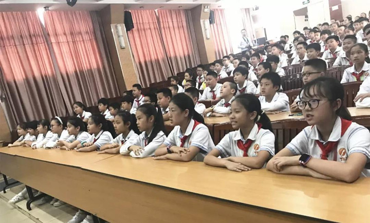普法教育走進中英文，做新時代合格小公民