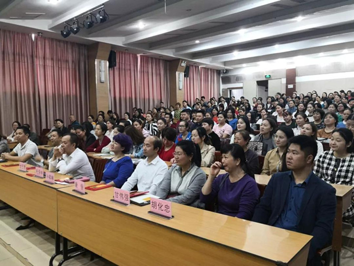 若為人父母是一場人生旅行，美麗風景要靠你引領孩子發現 ——致龍華中英文實驗學校家長學校開學儀式