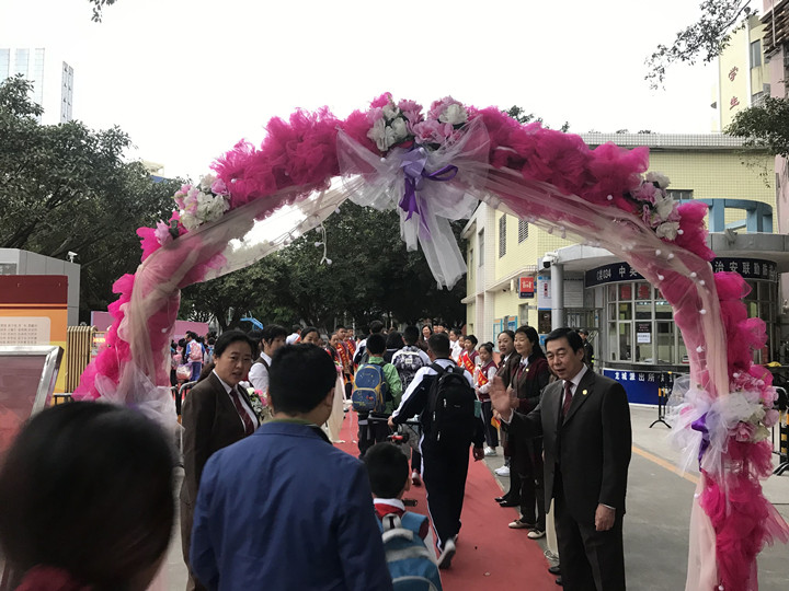 我去上學校，花兒對我笑——龍華中英文開學第一天秩序井然