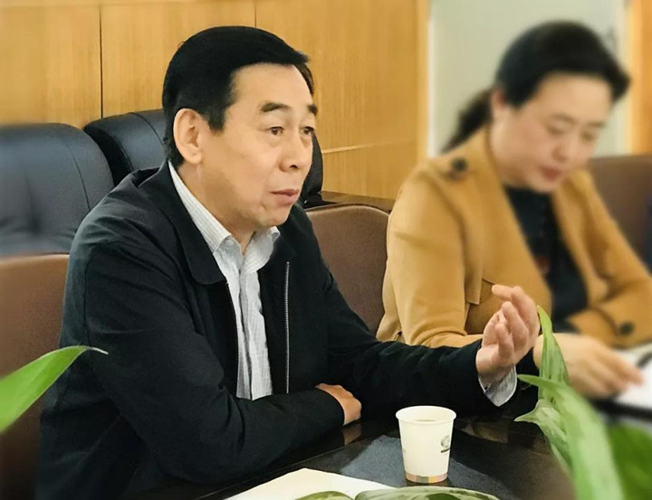 我校教育國際化特色建設迎來“區中小學特色教育實驗學?！表椖恐衅跈z查