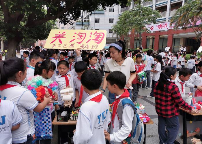 精美作品亮人眼，跳蚤市場交易忙